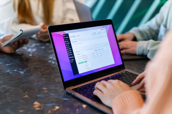 Automatisation : choisir entre make et airtable